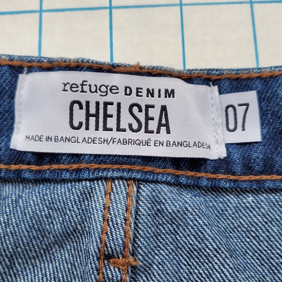 Refuge Chelsea Denim Shorts Junior Women's Size 7 Jeans Waist 30" Blue Hearts - Picture 6 of 8